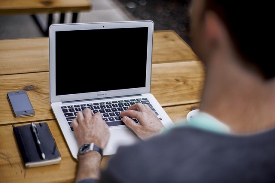 Praca w domu przy komputerze.